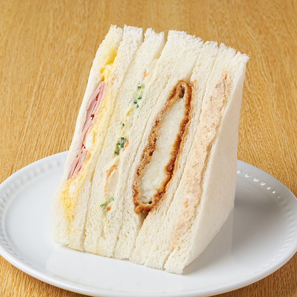 ファミリーマートの【東北】ボリュームミックスサンドを比較する。税込価格：398円。福島県産のきゅうりを使用したポテトサラダと、ツナ、ポテトコロッケ、タマゴサラダハムの4種類の味を楽しめるボリューム感のあるサンドイッチです。 ※新潟県の一部では取り扱いがございません。