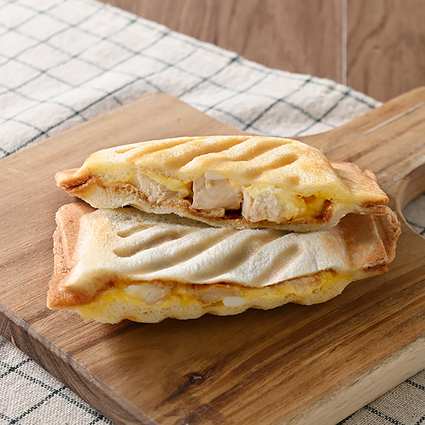 ファミリーマートの【四国】ホットサンド 2個入テリヤキチキンたまごを比較する。税込価格：320円。四国地区限定「ファミマの焼きたてキッチン」の商品です。甘めのテリヤキソースをグリルチキンに合わせました。お店のオーブンで焼き上げるとさらにおいしく召し上がれます。