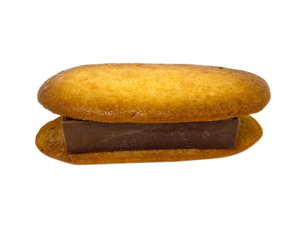 セブンイレブンのクッキーサンド チョコを比較する。税込価格：238円、カロリー：183kcal、1円あたりカロリー：0.77kcal/円、たんぱく質：2.1g、1円あたりたんぱく質：0.01g/円、脂質：11.3g、炭水化物：18.8g、糖質：17.8g、食物繊維：1g、食塩相当量：0g。食感の良いクッキー生地とくちどけなめらかなチョコクリームを合わせたワンハンドで手軽に食べられる商品。アレルギー：卵、乳、小麦。