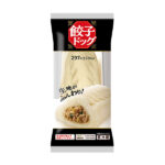 ファミリーマートの【関東】餃子ドッグを比較する。税込価格：320円。豚肉、キャベツ、たまねぎなどを使用したあんを、ふんわりとした中華まん生地で包んだ餃子ドッグです。 ※静岡県の一部では取り扱いがございません。