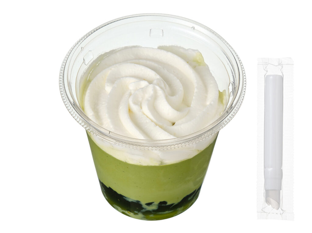 セブンイレブンのまぜまぜスイーツ 抹茶ラテ わらびもち入りを比較する。税込価格：430円、カロリー：387kcal、たんぱく質：5.6g、脂質：19.3g、炭水化物：48.4g、糖質：47g、食物繊維：1.4g、食塩相当量：0.2g。ストローで混ぜて飲む新感覚のスイーツ。ホイップクリームととろみのある抹茶ミルク、ぷるぷる食感の抹茶わらび餅を組み合わせました。アレルギー：乳。