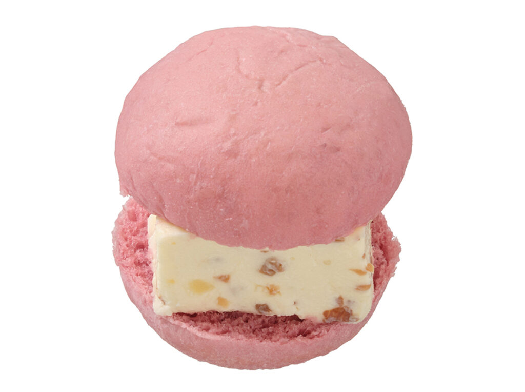 セブンイレブンのスイーツバーガー レアチーズ＆アーモンドを比較する。税込価格：313円、カロリー：275kcal、1円あたりカロリー：0.88kcal/円、たんぱく質：7.4g、1円あたりたんぱく質：0.02g/円、脂質：14.8g、炭水化物：28.5g、糖質：27.6g、食物繊維：0.9g、食塩相当量：0.6g。厚みがあり濃厚ながらも、すっきりとした味わいのレアチーズにアーモンドとオレンジピールを組み合わせ、ブリオッシュに挟んだパンスイーツです。アレルギー：卵、乳、小麦。