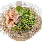 セブンイレブンの香る旨みつゆ 冷かけピリ辛胡麻豆乳そばを比較する。税込価格：626円、カロリー：638kcal、たんぱく質：30.6g、脂質：31g、炭水化物：62.5g、糖質：55.6g、食物繊維：6.9g、食塩相当量：4.5g。冷たいそばを、胡麻と豆乳の旨みが引き立つピリ辛胡麻豆乳スープで味わう商品です。具材は蒸し鶏，レタス，紫玉葱，人参，水菜を盛り付けました。アレルギー：卵、乳、小麦、そば。