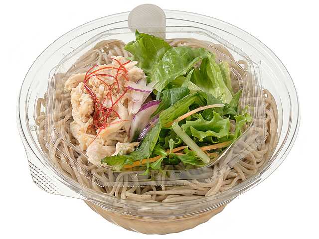 セブンイレブンの香る旨みつゆ 冷かけピリ辛胡麻豆乳そばを比較する。税込価格：626円、カロリー：638kcal、たんぱく質：30.6g、脂質：31g、炭水化物：62.5g、糖質：55.6g、食物繊維：6.9g、食塩相当量：4.5g。冷たいそばを、胡麻と豆乳の旨みが引き立つピリ辛胡麻豆乳スープで味わう商品です。具材は蒸し鶏，レタス，紫玉葱，人参，水菜を盛り付けました。アレルギー：卵、乳、小麦、そば。