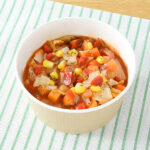 ファミリーマートの【東海・北陸】1/3日分の野菜を食べるミネストローネを比較する。税込価格：438円。野菜の旨みが溶け出した具だくさんのミネストローネです。キャベツ、玉ねぎ、人参、セロリなどをトッピングしました。