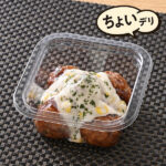 ファミリーマートの【九州】コーン季も勝つ！甘だれ肉団子（コーンマヨ）を比較する。税込価格：298円。「福岡ソフトバンクホークス」応援企画対象商品です。九州醤油や三温糖、みりんベースの甘めのタレに絡めた肉団子です。チームカラーに見立てたコーンマヨを添えました。