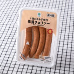 ファミリーマートの3種の唐辛子使用辛旨チョリソーを比較する。税込価格：368円。3種の唐辛子をブレンドし、辛みと豚肉の旨みを引き出したチョリソーです。お酒のおつまみにぴったりの味わいです。