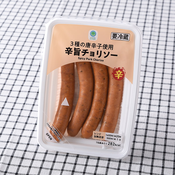 ファミリーマートの3種の唐辛子使用辛旨チョリソーを比較する。税込価格：368円。3種の唐辛子をブレンドし、辛みと豚肉の旨みを引き出したチョリソーです。お酒のおつまみにぴったりの味わいです。