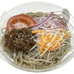 セブンイレブンの冷かけピリ辛ごま豆乳そばを比較する。税込価格：626円、カロリー：676kcal、1円あたりカロリー：1.08kcal/円、たんぱく質：25.6g、1円あたりたんぱく質：0.04g/円、脂質：35.2g、炭水化物：67.7g、糖質：60.9g、食物繊維：6.8g、食塩相当量：5g。胡麻と豆乳の風味とコクが引き立つスープで、具材とそばを味わえる商品です。アレルギー：卵、乳、小麦、そば。