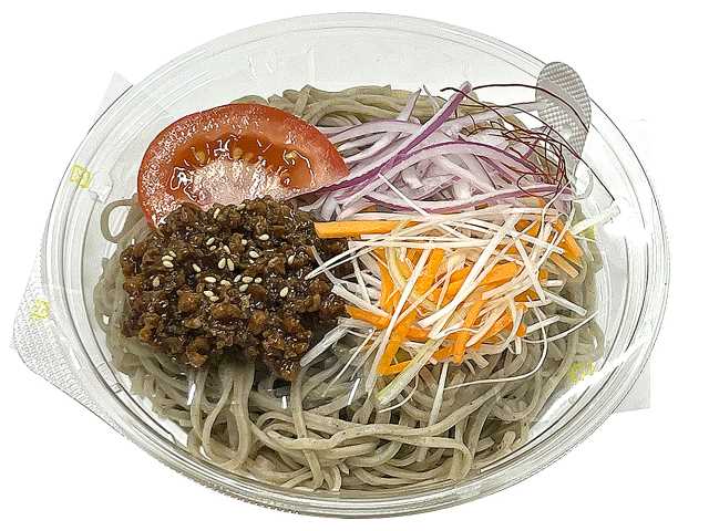 セブンイレブンの冷かけピリ辛ごま豆乳そばを比較する。税込価格：626円、カロリー：676kcal、1円あたりカロリー：1.08kcal/円、たんぱく質：25.6g、1円あたりたんぱく質：0.04g/円、脂質：35.2g、炭水化物：67.7g、糖質：60.9g、食物繊維：6.8g、食塩相当量：5g。胡麻と豆乳の風味とコクが引き立つスープで、具材とそばを味わえる商品です。アレルギー：卵、乳、小麦、そば。