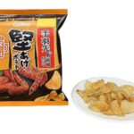 セブンイレブンのカルビー 堅あげポテト 手羽先の黒胡椒仕立てを比較する。税込価格：225円。アレルギー：乳、小麦。