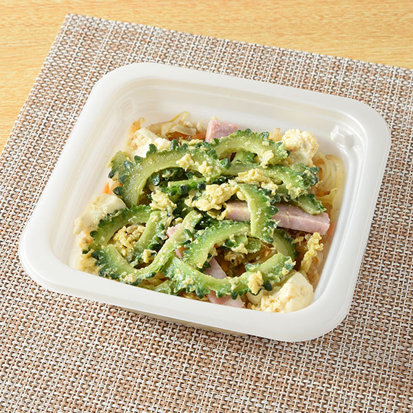ファミリーマートの【関東の一部・東海・北陸】ゴーヤと野菜チャンプルーを比較する。税込価格：450円。ゴーヤ、もやし、人参、豆腐などをだしがきいた優しい味付けで炒めたチャンプルーです。ビーフン入りです。 ※関東地方の一部では価格と仕様が異なります。