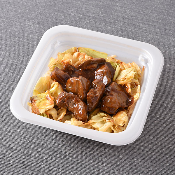 ファミリーマートの鶏レバーと野菜の旨辛醤油だれを比較する。税込価格：430円、カロリー：215kcal、1円あたりカロリー：0.50kcal/円、たんぱく質：14.6g、1円あたりたんぱく質：0.03g/円、脂質：11.7g、炭水化物：14.4g、食塩相当量：3g。鶏レバーを醤油やコチュジャン、にんにくなどを合わせた醤油ダレで和えた旨辛な仕立てです。野菜との相性も良く、クセになる味わいです。1/3日分の野菜を使用しました。アレルギー：小麦、ごま、大豆、鶏肉、豚肉、りんご。