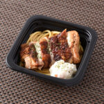 ファミリーマートのガーリック醤油グリルチキンを比較する。税込価格：448円。ガーリック醤油で味付けしたチキンを香ばしく焼き上げました。パスタ入りです。