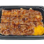 セブンイレブンの旨辛だれの炭火焼き牛カルビ重を比較する。税込価格：754円、カロリー：699kcal、たんぱく質：16.4g、脂質：21.1g、炭水化物：111.4g、糖質：110.3g、食物繊維：1.1g、食塩相当量：2.8g。炭火で香ばしく焼き上げた牛カルビに、暑い時期に向けてコチュジャンの効いたタレをかけたご飯の進むお弁当です。アレルギー：卵、小麦。