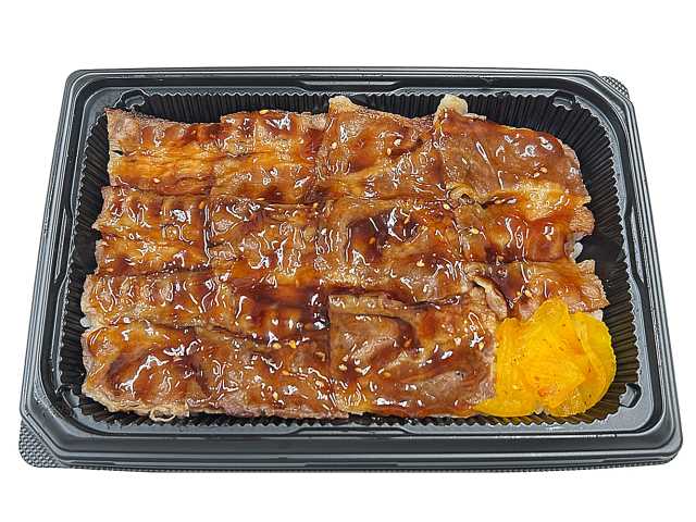 セブンイレブンの旨辛だれの炭火焼き牛カルビ重を比較する。税込価格：754円、カロリー：699kcal、たんぱく質：16.4g、脂質：21.1g、炭水化物：111.4g、糖質：110.3g、食物繊維：1.1g、食塩相当量：2.8g。炭火で香ばしく焼き上げた牛カルビに、暑い時期に向けてコチュジャンの効いたタレをかけたご飯の進むお弁当です。アレルギー：卵、小麦。