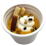 セブンイレブンのＯＫ！！混ぜて楽しむ かぼちゃの雲ポタを比較する。税込価格：430円、カロリー：280kcal、たんぱく質：5g、脂質：15.2g、炭水化物：32.1g、糖質：29.5g、食物繊維：2.6g、食塩相当量：1g。甘みのあるかぼちゃのポタージュにホイップクリームを盛り付けたスイーツ仕立てのスープです。アレルギー：卵、乳、小麦。