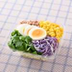 ファミリーマートの増量 シーチキン&たまごのサラダを比較する。税込価格：278円、カロリー：91kcal、1円あたりカロリー：0.33kcal/円、たんぱく質：6.6g、1円あたりたんぱく質：0.02g/円、脂質：4.8g、炭水化物：7g、食塩相当量：0.4g。6月16日から6月22日の1週間限定でコーン50%増量中です。シーチキンとゆでたまごと4品目野菜（キャベツ・紫キャベツ・コーン・グリーンリーフ）をトッピングしたサラダです。ドレッシング別売りです。アレルギー：小麦、卵、大豆。