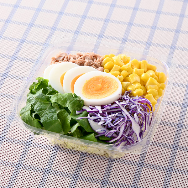 ファミリーマートの増量 シーチキン&たまごのサラダを比較する。税込価格：278円、カロリー：91kcal、1円あたりカロリー：0.33kcal/円、たんぱく質：6.6g、1円あたりたんぱく質：0.02g/円、脂質：4.8g、炭水化物：7g、食塩相当量：0.4g。6月16日から6月22日の1週間限定でコーン50%増量中です。シーチキンとゆでたまごと4品目野菜（キャベツ・紫キャベツ・コーン・グリーンリーフ）をトッピングしたサラダです。ドレッシング別売りです。アレルギー：小麦、卵、大豆。