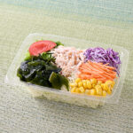 ファミリーマートの増量 1/3日分の野菜サラダを比較する。税込価格：328円、カロリー：65kcal、1円あたりカロリー：0.20kcal/円、たんぱく質：7g、1円あたりたんぱく質：0.02g/円、脂質：0.9g、炭水化物：9.6g、食塩相当量：0.5g。6月16日から6月22日の1週間限定でサラダチキン20%増量中です。6種の野菜（キャベツ、紫キャベツ、人参、コーン、グリーンリーフ、トマト）を使用したサラダです。ドレッシング別売りです。アレルギー：小麦、ごま、大豆、鶏肉。