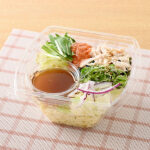 ファミリーマートの青じそ香る！博多明太子と蒸し鶏のパスタサラダを比較する。税込価格：420円、カロリー：234kcal、1円あたりカロリー：0.56kcal/円、たんぱく質：12.5g、1円あたりたんぱく質：0.03g/円、脂質：8.5g、炭水化物：28.6g、食塩相当量：3.2g。青じそを和えたパスタに、蒸し鶏・6種野菜、わかめ、博多明太子をトッピングしました。ポン酢ドレッシング付きです。アレルギー：小麦、ごま、大豆、鶏肉。