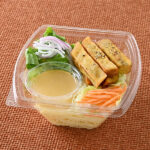 ファミリーマートのさつまいものパスタサラダを比較する。税込価格：420円、カロリー：342kcal、たんぱく質：7.7g、脂質：13.1g、炭水化物：50.4g、食塩相当量：2.9g。さつまいもの甘さと柑橘ドレッシングのさっぱりとした味わいが相性の良いパスタサラダです。 ※宮崎県、鹿児島県では取り扱いがございません。アレルギー：小麦、乳成分、オレンジ、大豆、鶏肉、りんご、ゼラチン。