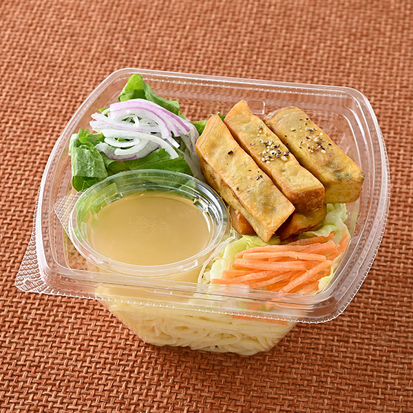 ファミリーマートのさつまいものパスタサラダを比較する。税込価格：420円、カロリー：342kcal、たんぱく質：7.7g、脂質：13.1g、炭水化物：50.4g、食塩相当量：2.9g。さつまいもの甘さと柑橘ドレッシングのさっぱりとした味わいが相性の良いパスタサラダです。 ※宮崎県、鹿児島県では取り扱いがございません。アレルギー：小麦、乳成分、オレンジ、大豆、鶏肉、りんご、ゼラチン。