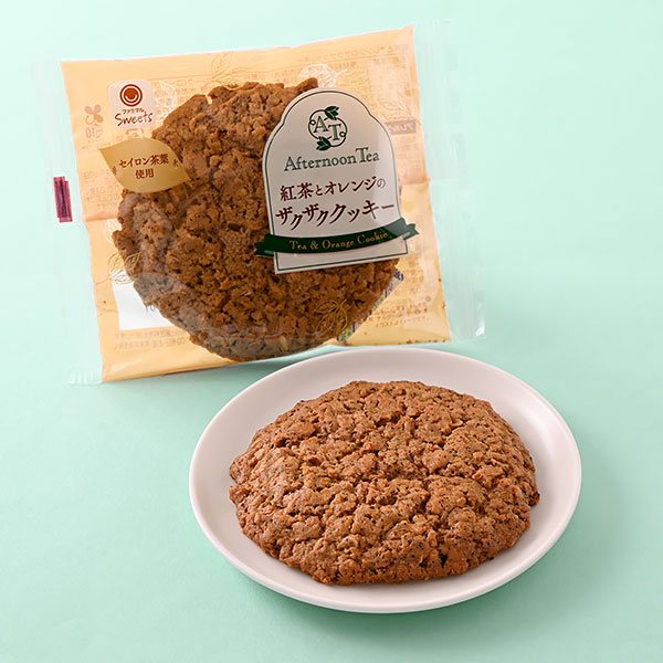 ファミリーマートの【Afternoon Tea監修】紅茶とオレンジのザクザククッキーを比較する。税込価格：198円。セイロン紅茶とオレンジの風味が楽しめるザクザク食感のクッキーです。 洋酒使用（アルコール分0.1%未満） ［数量限定］。