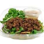セブンイレブンの肉味噌と食べるラーメンサラダを比較する。税込価格：376円、カロリー：320kcal、たんぱく質：12g、脂質：5.7g、炭水化物：56.6g、糖質：53.9g、食物繊維：2.7g、食塩相当量：3.6g。中華ドレッシングで食べる細麺のラーメンサラダです。アレルギー：卵、小麦。