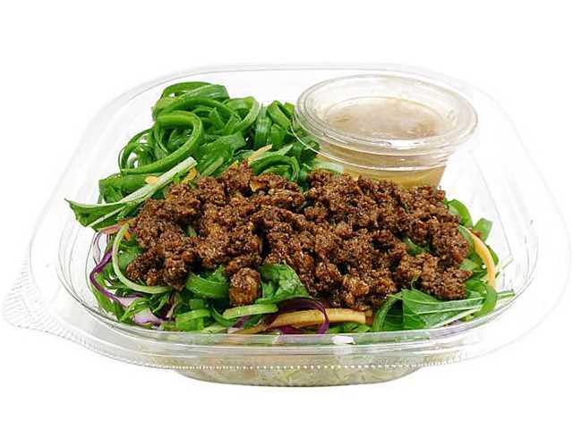 セブンイレブンの肉味噌と食べるラーメンサラダを比較する。税込価格：376円、カロリー：320kcal、たんぱく質：12g、脂質：5.7g、炭水化物：56.6g、糖質：53.9g、食物繊維：2.7g、食塩相当量：3.6g。中華ドレッシングで食べる細麺のラーメンサラダです。アレルギー：卵、小麦。