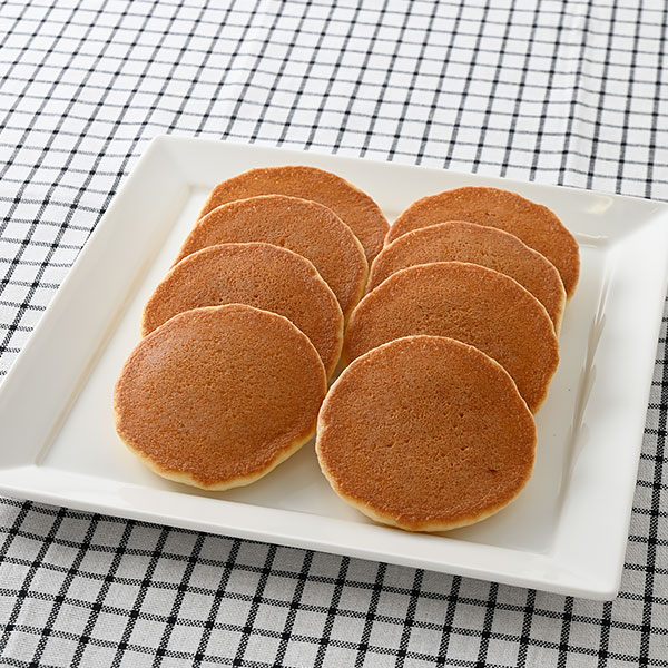ファミリーマートのふわもち食感のパンケーキ8枚入を比較する。税込価格：200円。ふんわりもちっとした食感のパンケーキの8枚入りです。