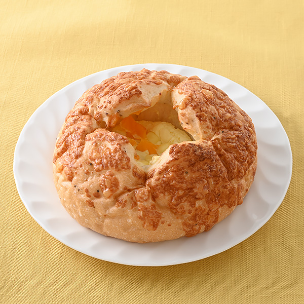ファミリーマートのどかっと満足パン（ペッパーチーズ）を比較する。税込価格：248円。黒コショウを練り込んだ生地にチーズクリームを包み、クラッシュチーズと角切りチーズをトッピングして焼き上げた、ボリュームのある惣菜パンです。