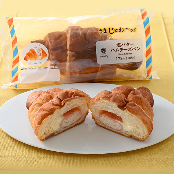 ファミリーマートの【うまじゅわ～っ！塩バターパン】塩バターハムチーズパンを比較する。税込価格：185円。フランスパン生地とデニッシュ生地を貼り合わせた生地に、ハムを巻き込み、発酵バター入り塩マーガリンを絞って焼きあげ、チーズクリームを入れました。