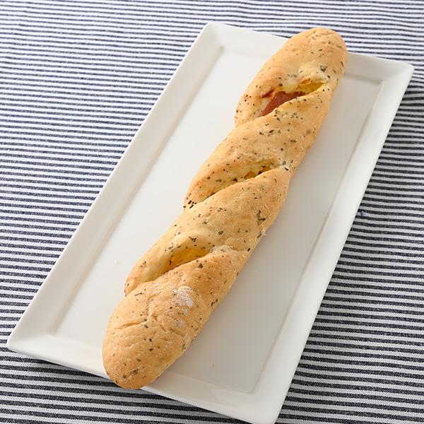 ファミリーマートのロングスティックバジルパン（ハム&チーズ）を比較する。税込価格：170円。バジル入りのフランスパン生地に、ハムとチーズクリームを包んだ惣菜パンです。