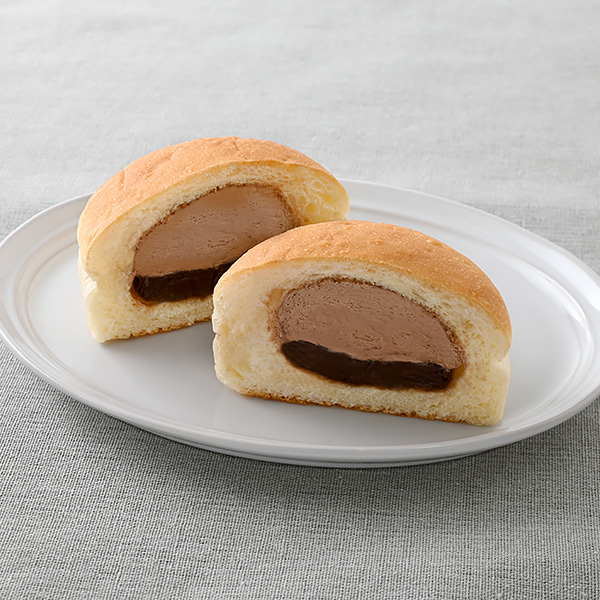 ファミリーマートのも～っちり食感チョコクリームパンを比較する。税込価格：168円。もーっちり食感の生地でチョコクリームを包んで焼き上げ、さらにチョコホイップを入れました。