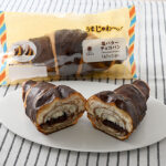 ファミリーマートの【うまじゅわ～っ！塩バターパン】塩バターチョコパンを比較する。税込価格：180円。チョコ風味のフランスパン生地とデニッシュ生地を貼り合わせた生地に、発酵バター入り塩マーガリンを絞って焼きあげ、チョコクリームとチョコチップをサンドしました。