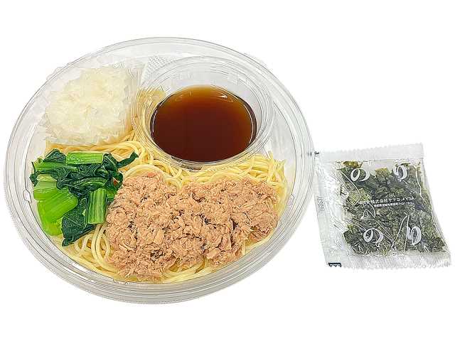 セブンイレブンのシーチキンと大根おろしの和風冷製パスタを比較する。税込価格：486円、カロリー：369kcal、1円あたりカロリー：0.76kcal/円、たんぱく質：18.2g、1円あたりたんぱく質：0.04g/円、脂質：9.1g、炭水化物：56g、糖質：51.3g、食物繊維：4.7g、食塩相当量：4.5g。大根おろし，ツナ，小松菜を盛り付けた、醤油ベースのソースと和えてさっぱりと味わう和風冷製パスタです。アレルギー：小麦。