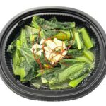セブンイレブンのやみつき青菜炒めを比較する。税込価格：408円、カロリー：136kcal、たんぱく質：5.8g、脂質：10.7g、炭水化物：5.4g、糖質：2.6g、食物繊維：2.8g、食塩相当量：2.5g。高温短時間で炒めた食感の良い小松菜炒めをにんにくの効いた鶏ガラベースのタレで食べる商品です。アレルギー：卵、小麦。