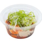 セブンイレブンのピリ辛ラー油のよだれ鶏っぽいのんを比較する。税込価格：322円、カロリー：190kcal、たんぱく質：19.8g、脂質：10.5g、炭水化物：4.4g、糖質：3.8g、食物繊維：0.6g、食塩相当量：1.8g。香味野菜で仕上げた黒酢ソースとラー油で食べるピリ辛のよだれ鶏風の商品です。アレルギー：卵、小麦。