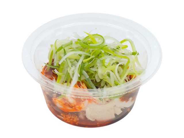 セブンイレブンのピリ辛ラー油のよだれ鶏っぽいのんを比較する。税込価格：322円、カロリー：190kcal、たんぱく質：19.8g、脂質：10.5g、炭水化物：4.4g、糖質：3.8g、食物繊維：0.6g、食塩相当量：1.8g。香味野菜で仕上げた黒酢ソースとラー油で食べるピリ辛のよだれ鶏風の商品です。アレルギー：卵、小麦。