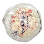 セブンイレブンの寿司おむすび 海鮮サラダを比較する。税込価格：214円、カロリー：237kcal、1円あたりカロリー：1.11kcal/円、たんぱく質：6.1g、1円あたりたんぱく質：0.03g/円、脂質：7.6g、炭水化物：36.8g、糖質：35.5g、食物繊維：1.3g、食塩相当量：2.1g。人気の海鮮サラダ寿司をイメージした寿司おむすびです。アレルギー：卵、乳、小麦、えび、かに。