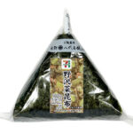 セブンイレブンの手巻おにぎり 野沢菜昆布を比較する。税込価格：197円、カロリー：170kcal、1円あたりカロリー：0.86kcal/円、たんぱく質：3.1g、1円あたりたんぱく質：0.02g/円、脂質：1.3g、炭水化物：37.6g、糖質：35.4g、食物繊維：2.2g、食塩相当量：1.4g。醤油で炒め煮にした野沢菜、昆布を中具に使用しました。風味と食感が楽しめる手巻おにぎりです。アレルギー：小麦。
