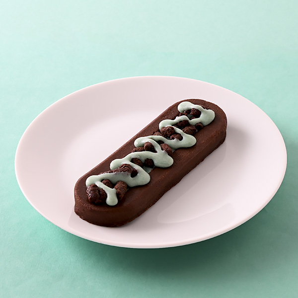 ファミリーマートのかじるガトーショコラ（チョコミント）を比較する。税込価格：240円。ガトーショコラ生地にチョコミントソースを流し込みました。ザクザクのココアクランブルとパリパリのミントチョコが食感のアクセントです。