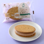 ファミリーマートの【「Afternoon Tea」監修】アールグレイ香るクリスピー紅茶サンドを比較する。税込価格：298円。「Afternoon Tea」監修商品です。 ひと口で紅茶の香りが広がるサクパリ食感の紅茶サンドです。 ［数量限定］。