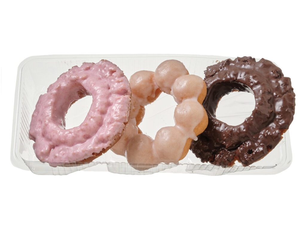 セブンイレブンのアソートドーナツ ３個入りを比較する。税込価格：365円、カロリー：1204kcal、たんぱく質：7.8g、脂質：85.1g、炭水化物：102.6g、糖質：100.6g、食物繊維：2g、食塩相当量：1.2g。チョコオールドファッション、もちもちリングシュガー、いちごオールドファッションの3種類のドーナツをセットにした商品です。アレルギー：卵、乳、小麦。
