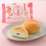 ファミリーマートの冷やして食べるとろけるくりーむパン 福島県産ももを比較する。税込価格：298円。八天堂の冷やして食べる、とろけるくりーむパンです。桃香るミルククリームと福島県産ももフィリングの二層仕立てです。 ［ファミリーマート限定］。