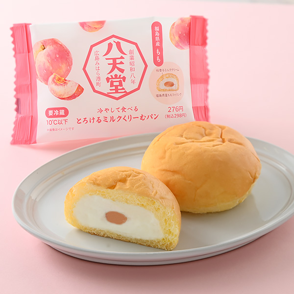ファミリーマートの冷やして食べるとろけるくりーむパン 福島県産ももを比較する。税込価格：298円。八天堂の冷やして食べる、とろけるくりーむパンです。桃香るミルククリームと福島県産ももフィリングの二層仕立てです。 ［ファミリーマート限定］。