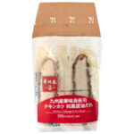 セブンイレブンの九州産華味鳥チキンカツサンド 和風醤油だれを比較する。税込価格：421円、カロリー：437kcal、たんぱく質：18.7g、脂質：22.1g、炭水化物：42g、糖質：39.8g、食物繊維：2.2g、食塩相当量：2.6g。九州産華味鳥のむね肉を使用し、だしを加えた醤油ベースの甘辛い和風醤油だれで味付けした商品です。アレルギー：卵、乳、小麦。