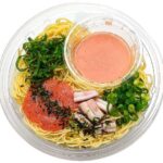 セブンイレブンの冷製パスタ 山わさびたらこの和風ソースを比較する。税込価格：594円、カロリー：333kcal、たんぱく質：16.8g、脂質：7.8g、炭水化物：50.6g、糖質：47.4g、食物繊維：3.2g、食塩相当量：3.7g。昆布やかつおの出汁に山わさびを加えた、爽やかな辛味で清涼感のあるたらこソースで味わう冷たいパスタです。アレルギー：小麦。