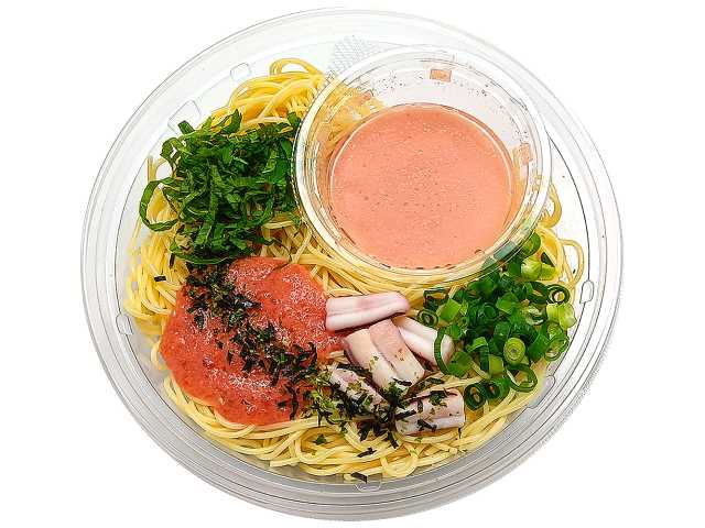 セブンイレブンの冷製パスタ 山わさびたらこの和風ソースを比較する。税込価格：594円、カロリー：333kcal、1円あたりカロリー：0.56kcal/円、たんぱく質：16.8g、1円あたりたんぱく質：0.03g/円、脂質：7.8g、炭水化物：50.6g、糖質：47.4g、食物繊維：3.2g、食塩相当量：3.7g。昆布やかつおの出汁に山わさびを加えた、爽やかな辛味で清涼感のあるたらこソースで味わう冷たいパスタです。アレルギー：小麦。